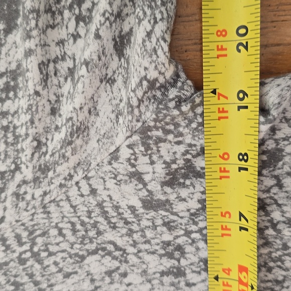 APT. 9 BRAND WOMEN'S PETITE LONG SLEEVES "SNAKE SKIN" PATTERN TEE SIZE XLP - Picture 8 of 13